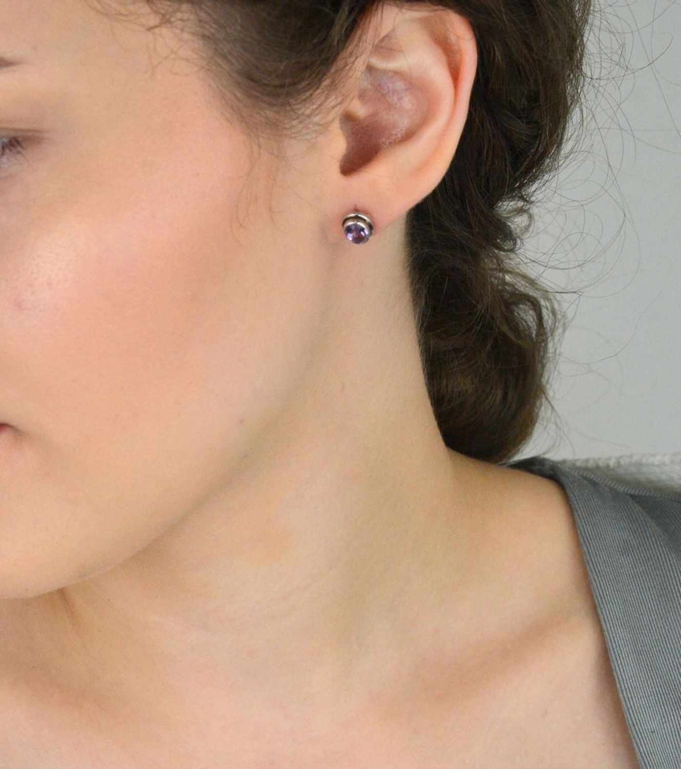 Kolczyki damskie srebrne próby 925, owalne z fioletową cyrkonią. Wymiary 6 x 8 mm, waga 2,03 g, zapięcie na sztyft. Eleganckie i uniwersalne – idealne na prezent!1.jpg